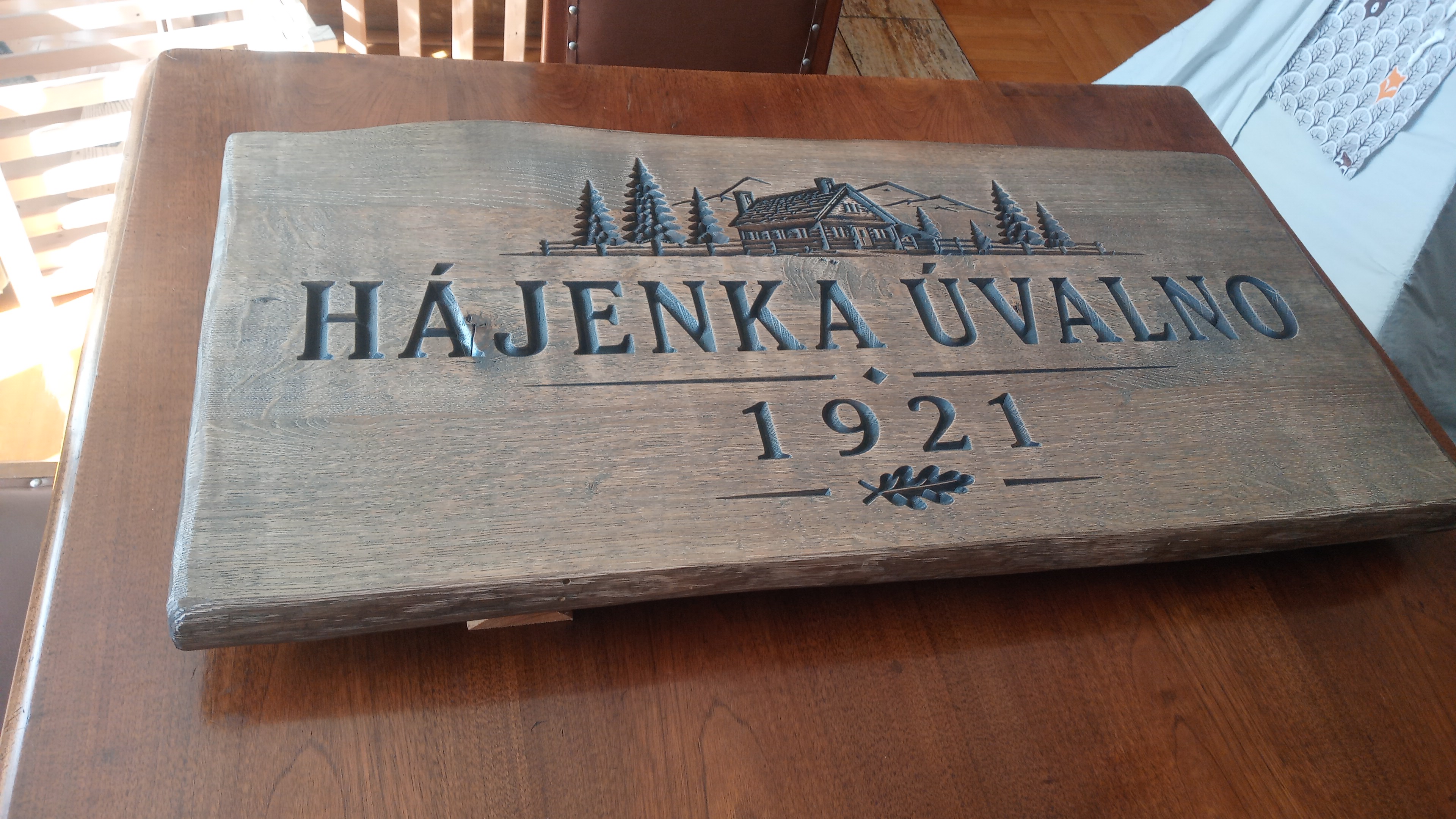 Dubová cedule s nápisem Hájenka Úvalno a letopočtem 1921