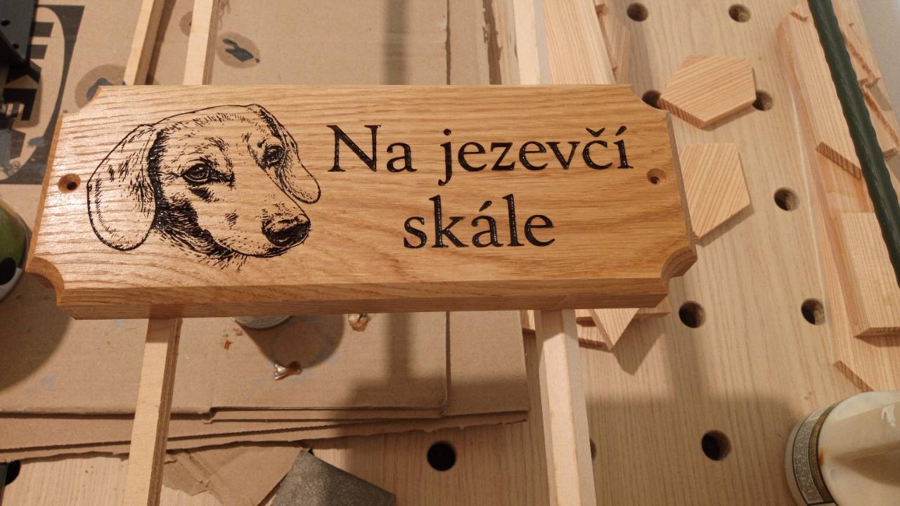 Dubová cedulka Na jezevčí skále s laserově gravírovaným motivem jezevčíka