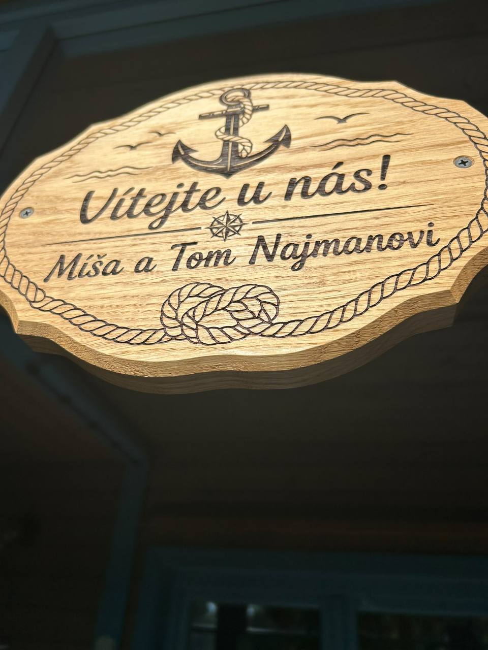 Hotová dubová námořnická cedulka „Vítejte u nás!“ s laserovou gravurou a povrchovou úpravou Osmo UV olejem