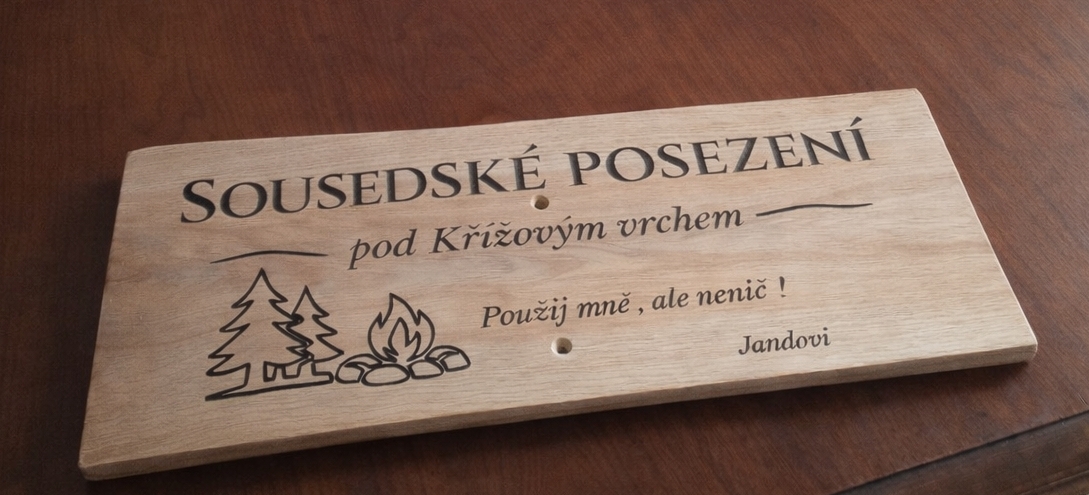 Hotová dubová cedule pro sousedské posezení Jandovi