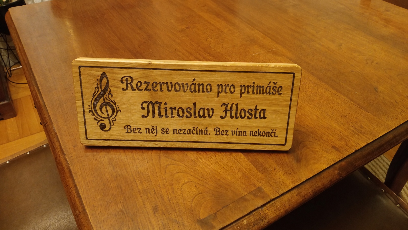 Stolní dubová cedule Rezervováno pro primáše po dokončení