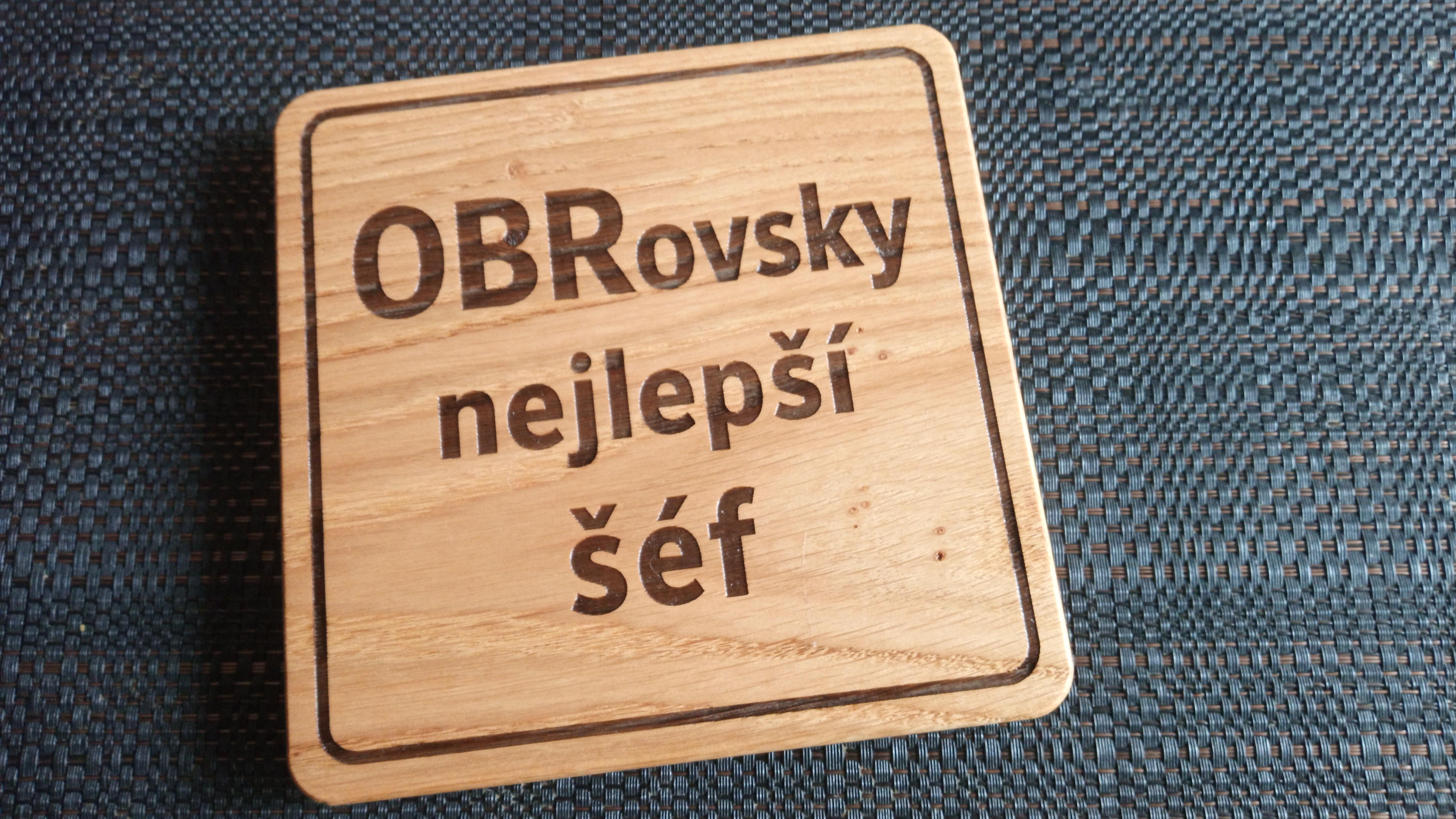 Hotová dubová cedulka OBRovsky nejlepší šéf po olejování