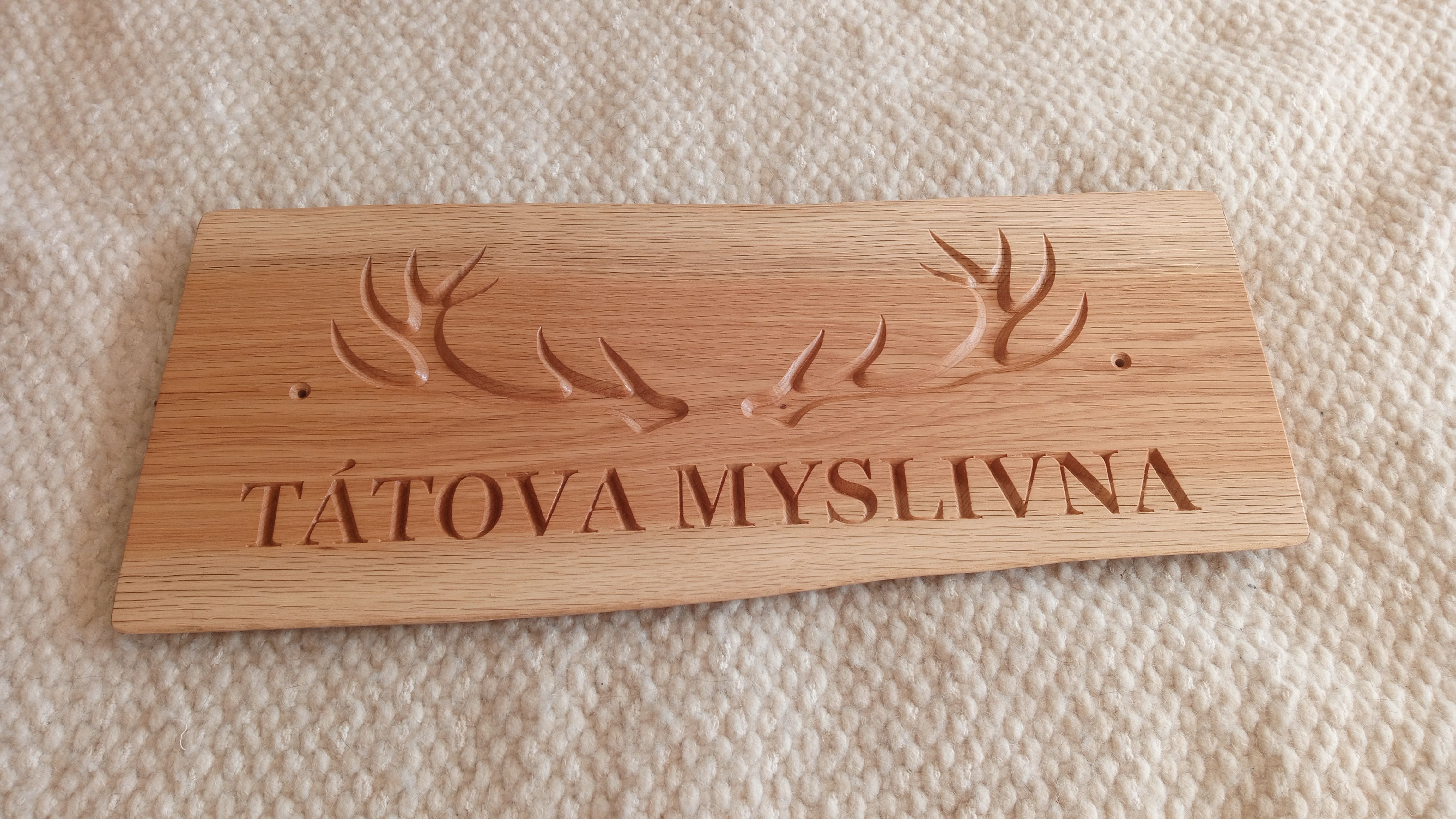 Dubová cedule Tátova myslivna po impregnaci a první vrstvě oleje