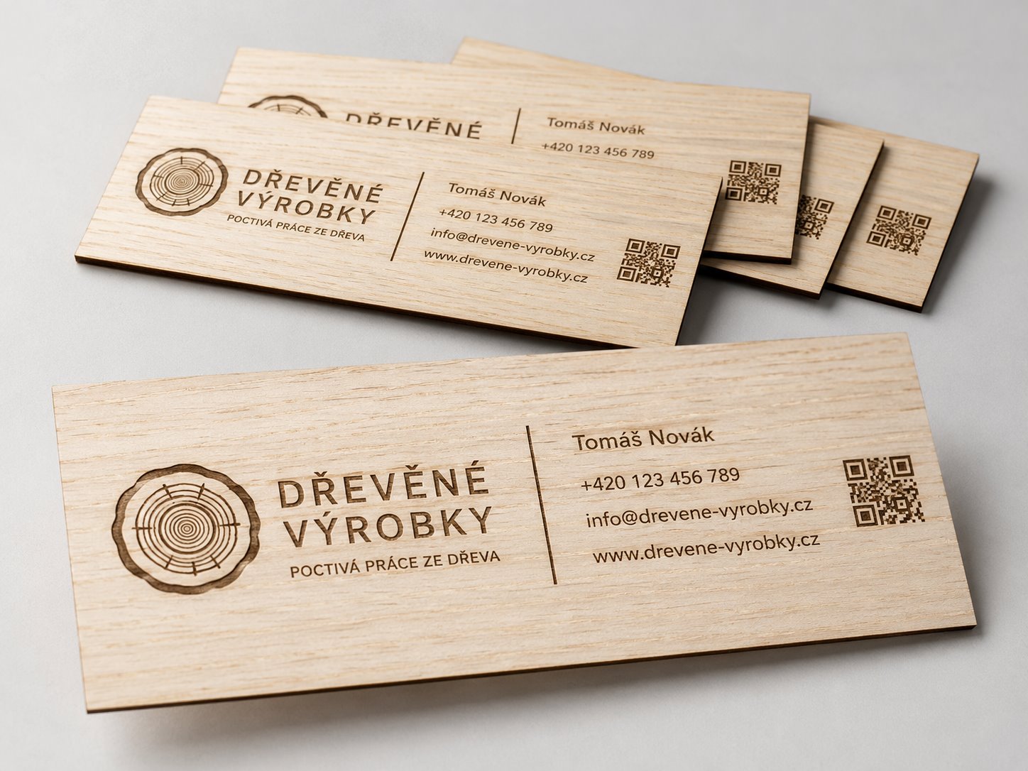 Sada dřevěných vizitek s logem a QR kódem